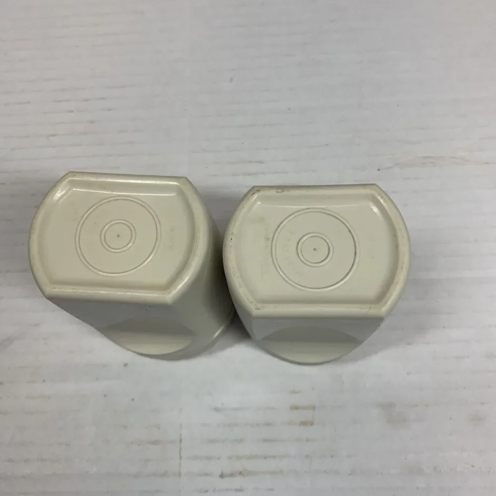 VIntage Tupperware Salt And Pepper Shakers Set‎ Almond Beige 1471